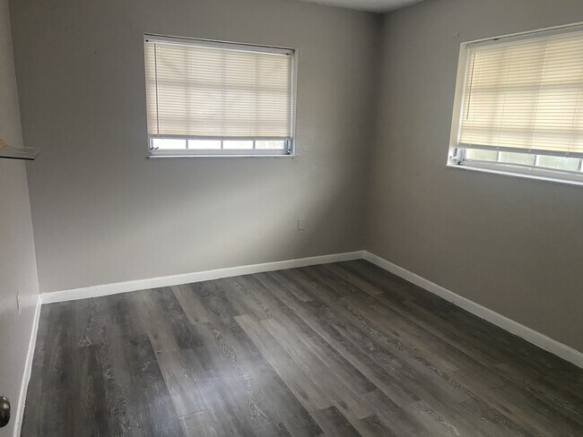 Building Photo - 2416 NW 22nd Ct