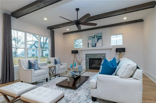 Foto del edificio - Luxurious, Modern Farmhouse in Belmont wit...