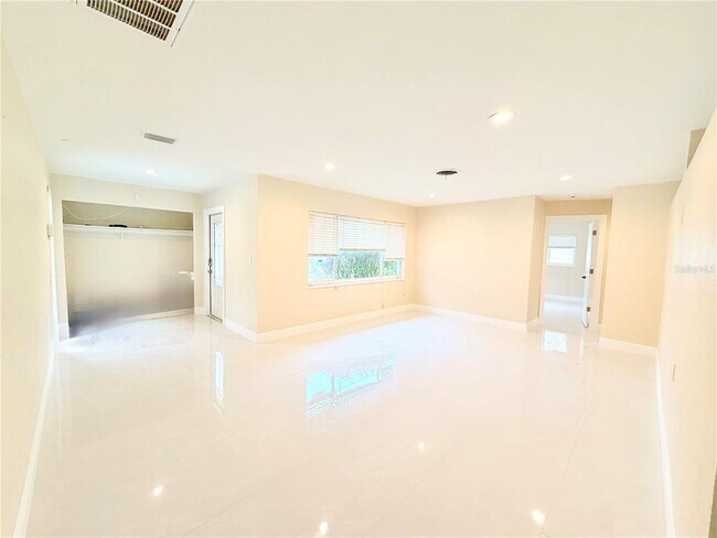 Building Photo - 4866 Huntington St NE