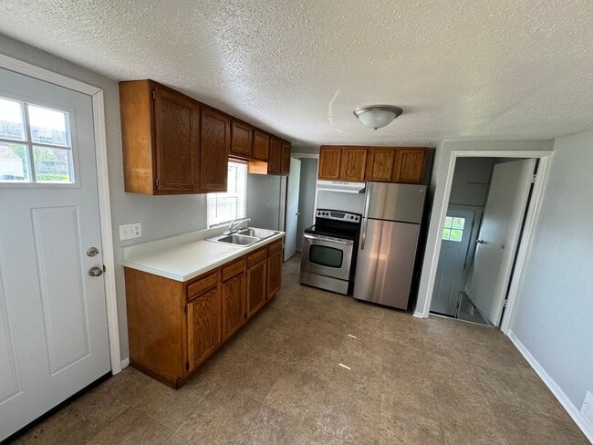 Building Photo - Great Location smaller 2 bedroom house wit...