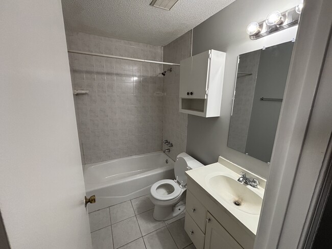 Foto del edificio - 807 Miriam Ave