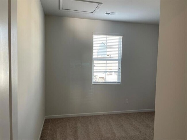 Foto del edificio - 240 Summerwood Ln