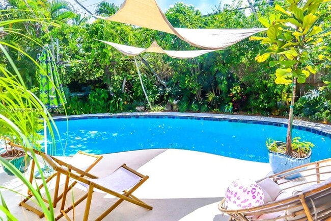 Building Photo - 1130 NE 23rd Pl