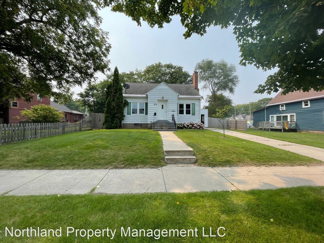 Foto principal - 3 br, 2 bath House - 806 E. State St