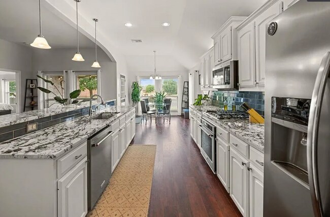 Foto del edificio - North Rose Lake neighborhood, within the D...