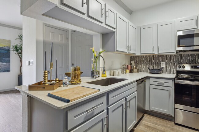 Foto del edificio - One Month Free Rent & Only $99 to Lock It In!