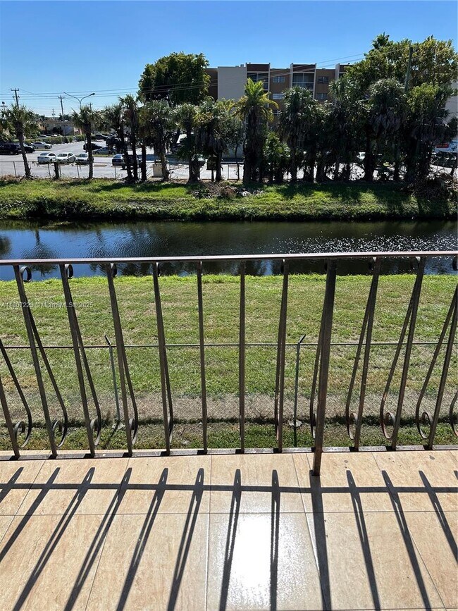 Foto del edificio - 1300 W 53rd St