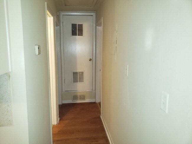 Building Photo - 2BD/1BA brick duplex unit in good condition