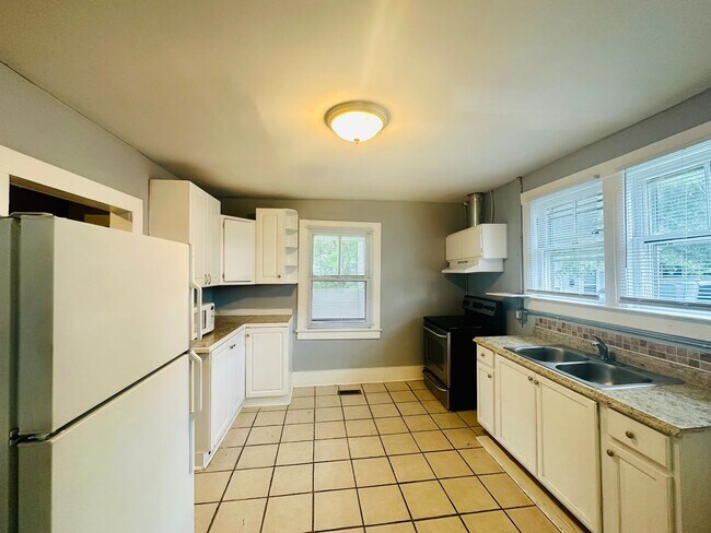 Foto del edificio - DOWNTOWN - 3 Bedroom/1 Bath - Located clos...