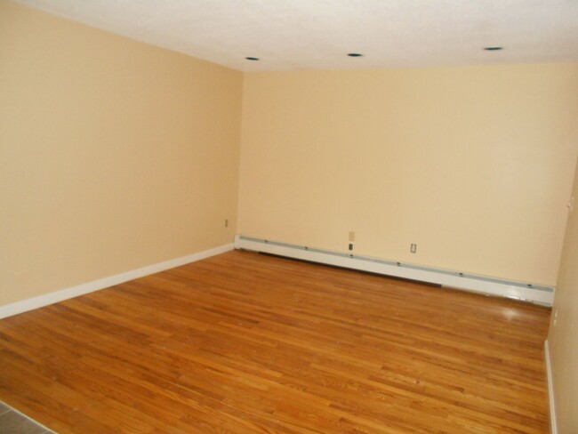 Building Photo - Plaistow Garden Condo Available December 2...