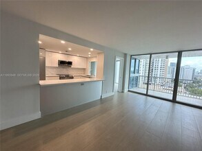 Building Photo - 2655 Collins Ave