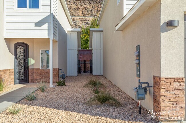 Foto del edificio - 4 bedroom, 2.5 bathroom townhome in Hurricane!
