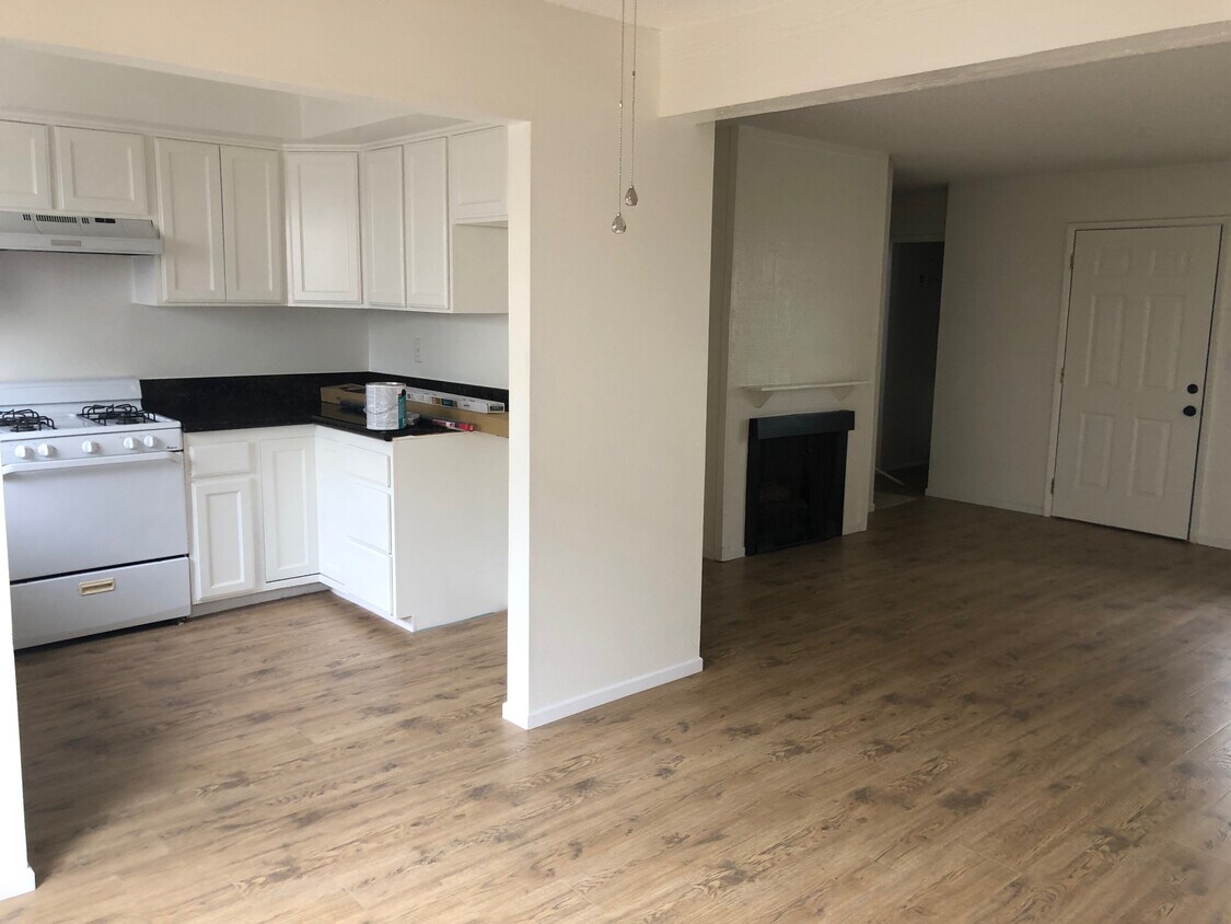 New laminate flooring, open floorplan - 210 Venice Ave