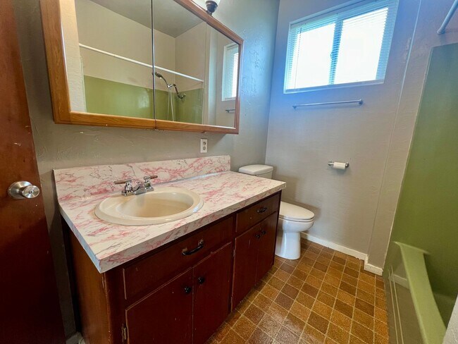 Foto del edificio - Charming 3-Bedroom Home with Backyard & Patio