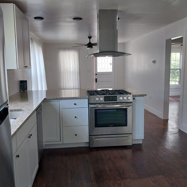 Building Photo - Cottage Style Dollhouse with $300/mo utili...