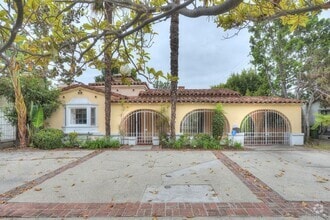 Building Photo - 10864 Wellworth Ave