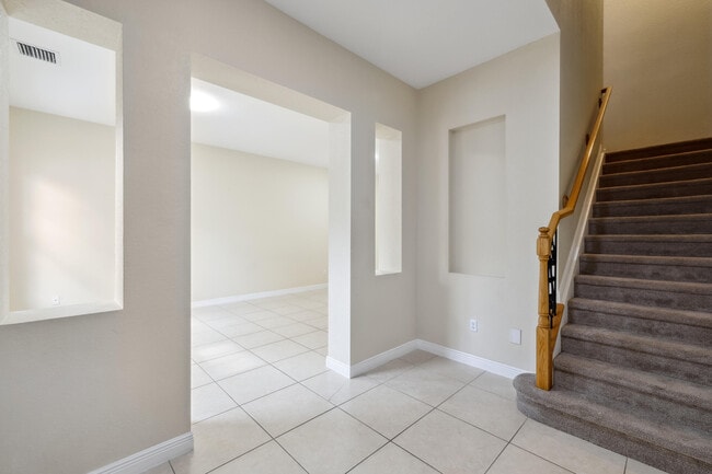 Building Photo - 810 NW 83rd Ln