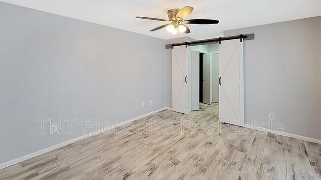 Building Photo - 931 Spring Loop