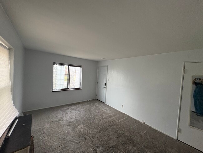 Building Photo - 14 W Victory Dr