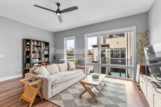 Foto del edificio - 821 Burnside Pl