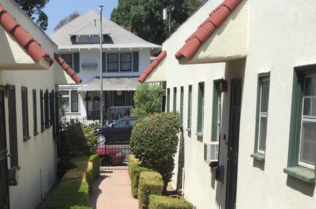 Building Photo - 2628-2632 Halldale Ave