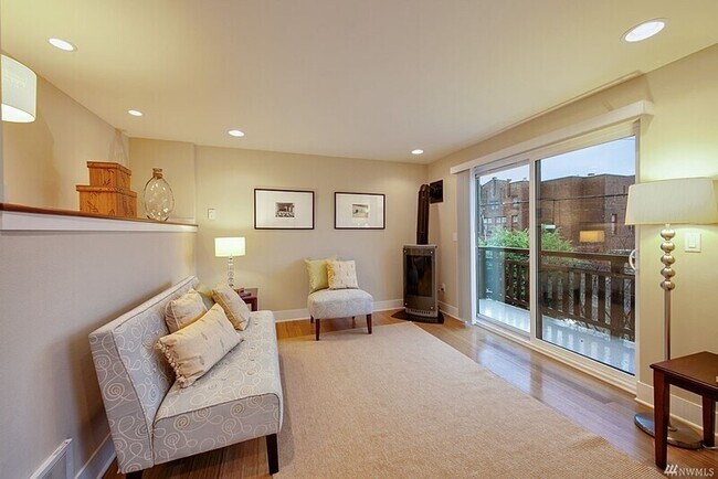 Foto del edificio - 3841 Woodland Park Ave N