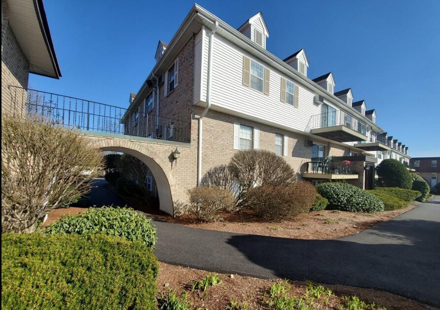Primary Photo - 2 Williamsburg Ct