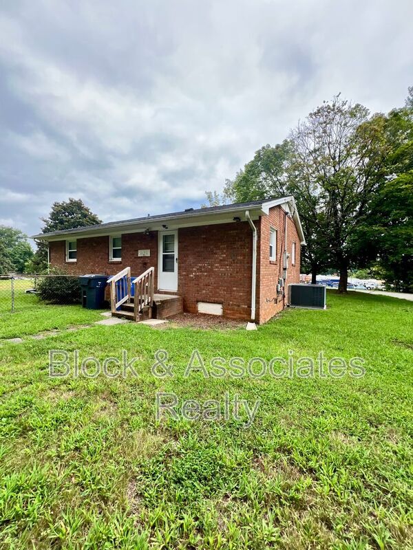 Building Photo - 616 Fairview St