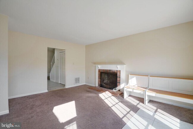 Building Photo - 9 Park Square Dr