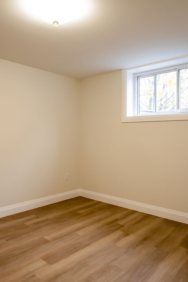 Photo du bâtiment - Stunning MODERN 2 Bdrm APARTMENT - Westmount * AVAIL Now *