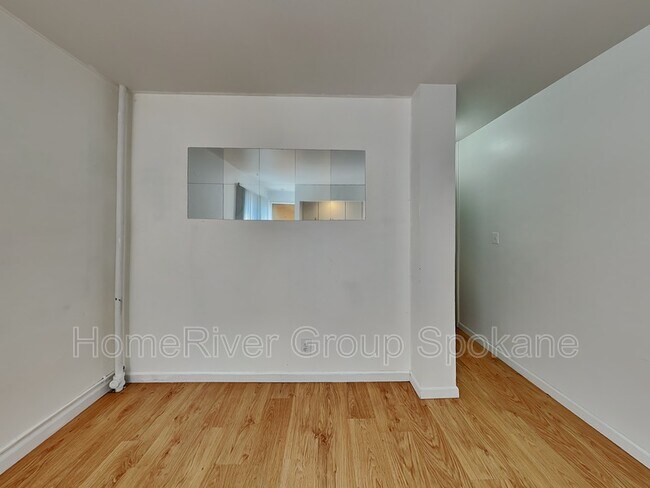 Building Photo - 634 E 23rd Ave