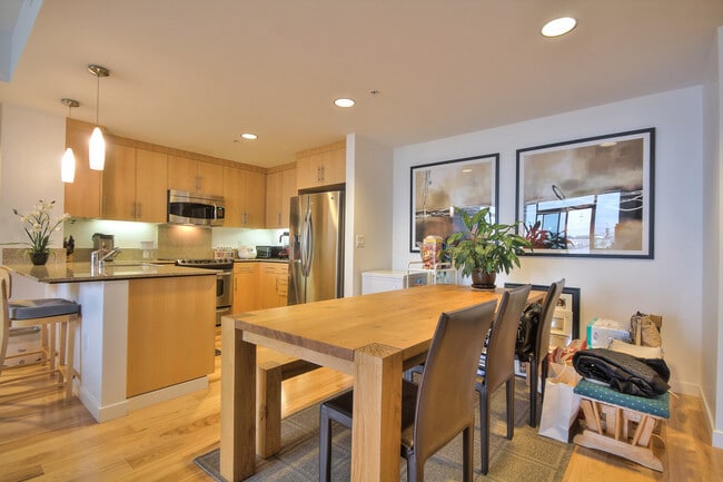 Building Photo - Gorgeous, Large 2 Bedroom Condo with Spect...