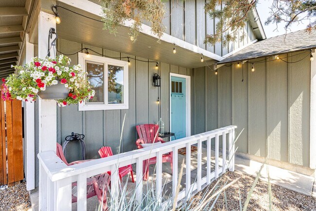 Building Photo - SW Redmond Home For Rent | 3 Bed 2 Bath | Large Lot | Attached Garage