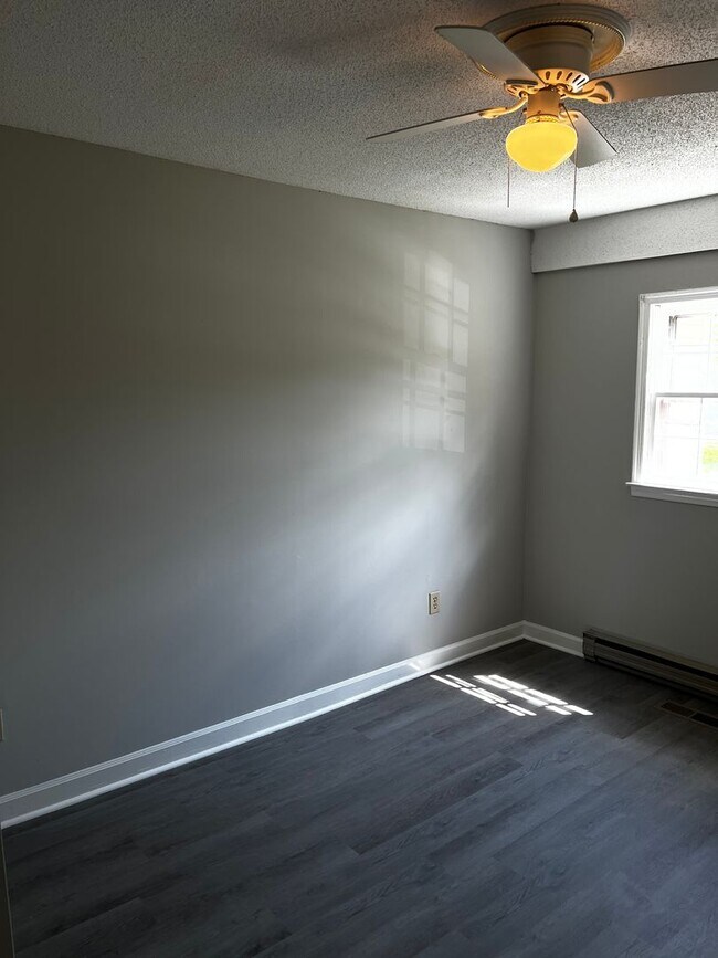 Foto del edificio - Newly Renovated 1 Bed/1 Bath Quadplex in C...