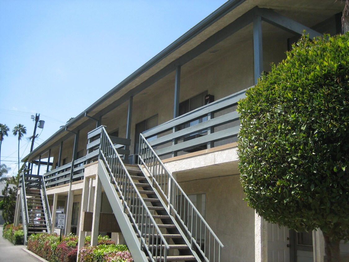Building Photo - 5261 Satsuma Ave