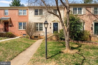 Building Photo - 1808 Golf View Ct