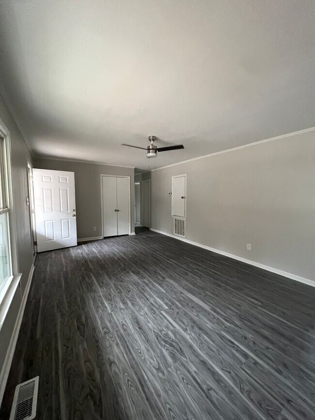 Building Photo - 1222 Essex Pl