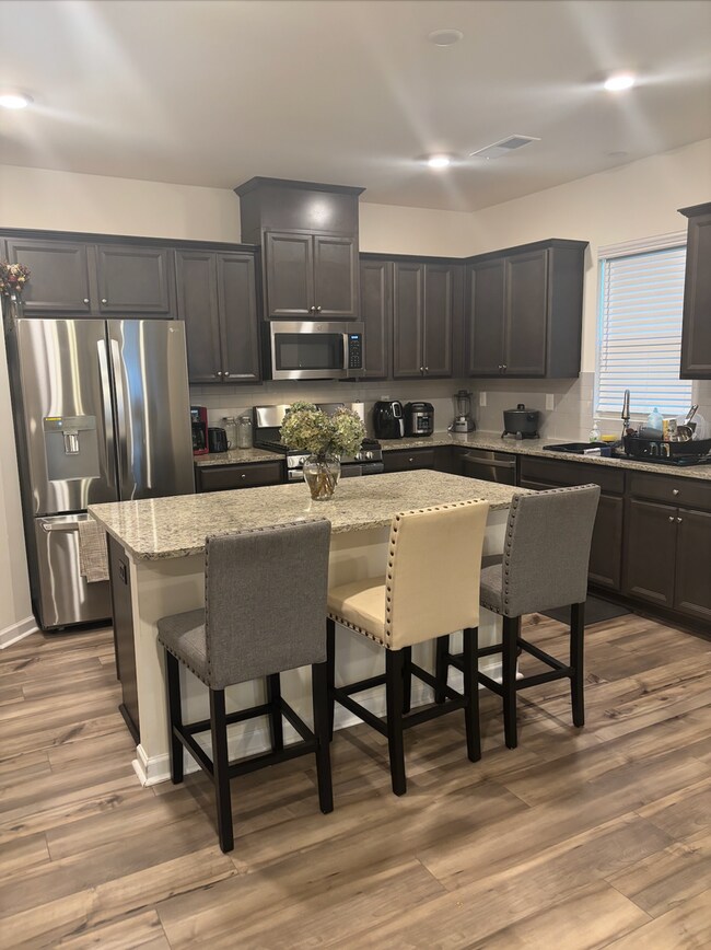 Foto del edificio - Stunning 3 Bed / 2.5 Bath End Unit Townhome in Prime Concord Location!