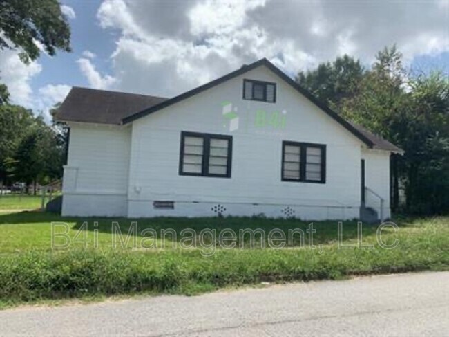 Building Photo - 4018 3rd Ave