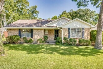 Building Photo - 2314 Springhill Dr