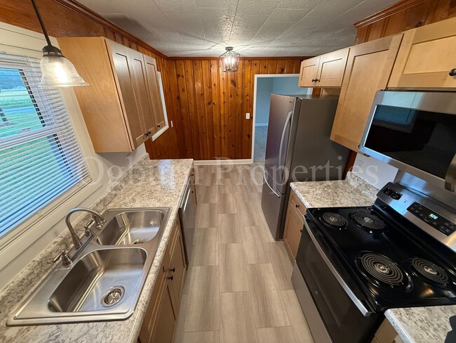 Building Photo - 204 Willow Creek Rd