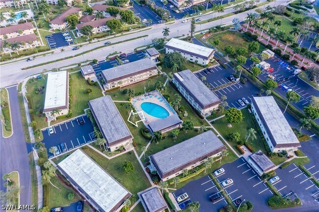 Foto del edificio - 130 N Collier Blvd