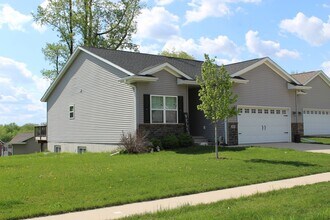Building Photo - 2033 Mackinaw Dr