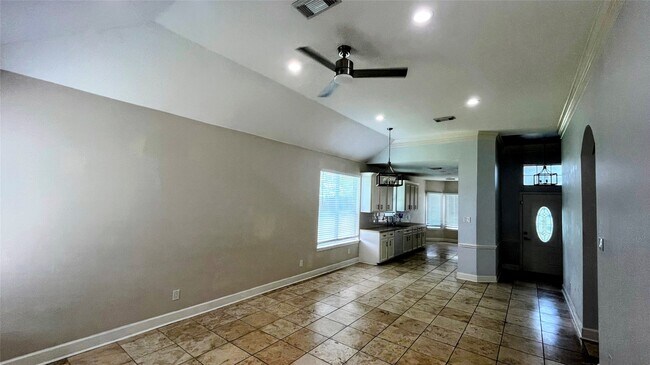 Building Photo - 2402 Raintree Village Dr