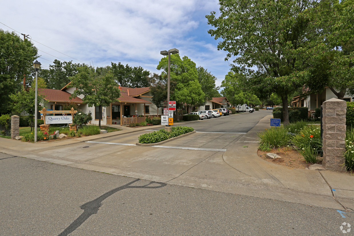 Primary Photo - Quarry Oaks Apartments