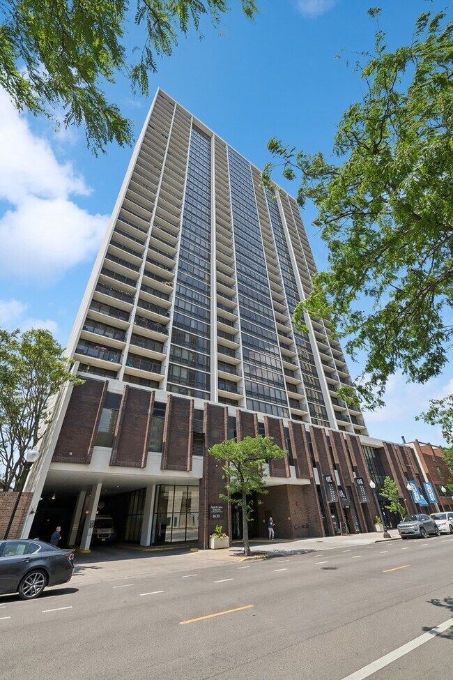 Building Photo - 1636 N Wells St