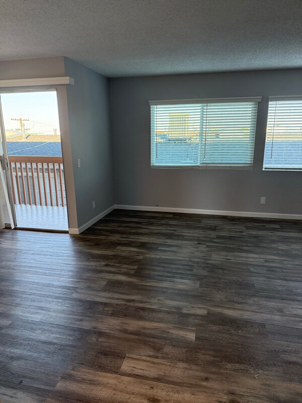 Foto del edificio - 966 W 11th St