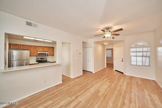 Building Photo - 930 N Mesa Dr