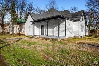 Building Photo - 1002 N Maple St