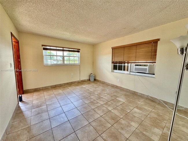 Foto del edificio - 1377 W 38th St